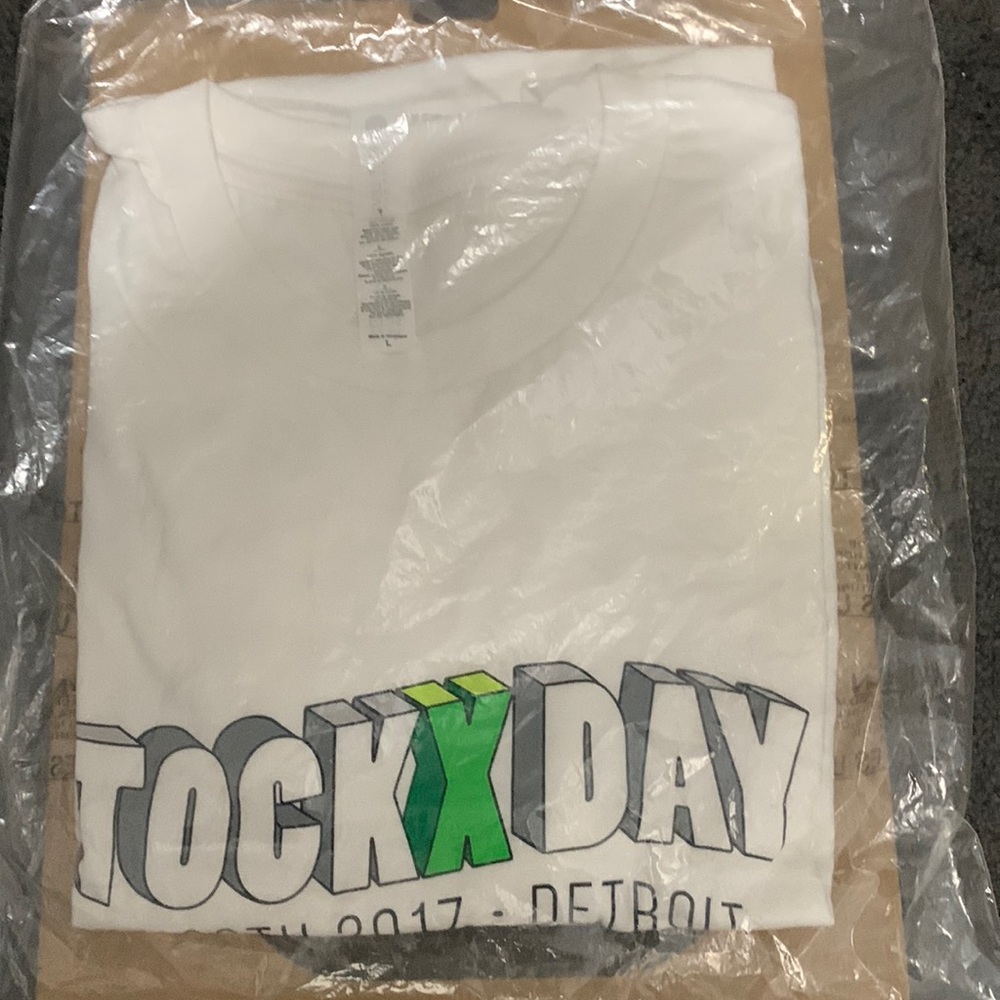 StockX day tee Large